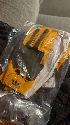 Guante de carreras Adidas x Bad Bunny x Mercedes-AMG F1 (medio) Foto 1 de 2