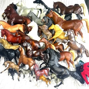 Enorme lotto 31 figurine Breyer Molding Co cavalli pony vintage Reeves Flicka USA - Foto 1 di 24