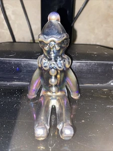 Estatuilla de payaso sentado de vidrio de carnaval iridiscente Fenton de colección con etiqueta y sello - Imagen 1 de 7
