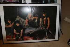 Motley Crue - Póster vintage sentado en un coche 21" x 31" Bad Boys of Heavy Metal - Imagen 1 de 1