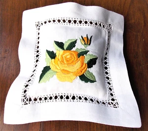 COUSSIN SACHET BRODE MAIN AVEC JOURS GARNI DE LAVANDE ROSE JAUNE - Picture 1 of 2