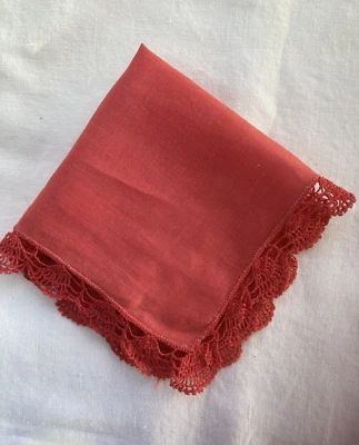 Pañuelo vintage de algodón rojo liso con borde de ganchillo rojo en diseño de carcasa H481 Foto 1 de 4