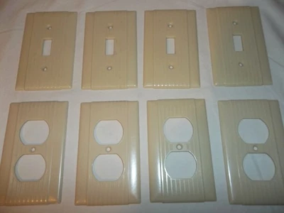 Lote De Colección 8 Uniline Baquelita Acanalada Eléctrica (4) Cubiertas de Salida y (4) Placas de Interruptor Foto 1 de 4