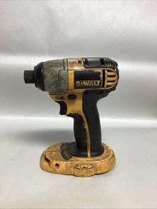Avvitatore a percussione DeWalt DC825 1/4" 18V senza fili tipo 3 strumento nudo usato - Foto 1 di 5