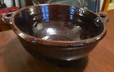 Cuenco de cerámica antigua de cocina de campo Redware con patas Foto 1 de 4