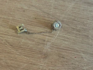 Emmerich Manuelle Indianapolis Anstecknadel mit Kette Dual Pin Pullover Pin Small Tiny - Bild 1 von 24