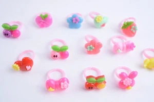 24 X RECUERDOS ANILLOS FIESTA FAVORES CORAZÓN CEREZAS ARCO FLWR ROSA ROJO AZUL AMARILLO - Imagen 1 de 7