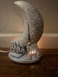Vintage Mondsichel Lampe verschneite Dorfszene Weihnachtsdeko - Bild 1 von 12