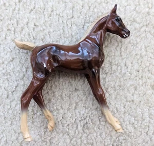 Hartland Horse 7" scale Tennessee Walking Foal in Chestnut/Sorrel - Picture 1 of 10