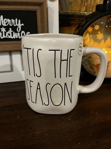 RAE DUNN ‘Tis The Season doppelseitige Tasse Weihnachtstasse mit Baum - Bild 1 von 5