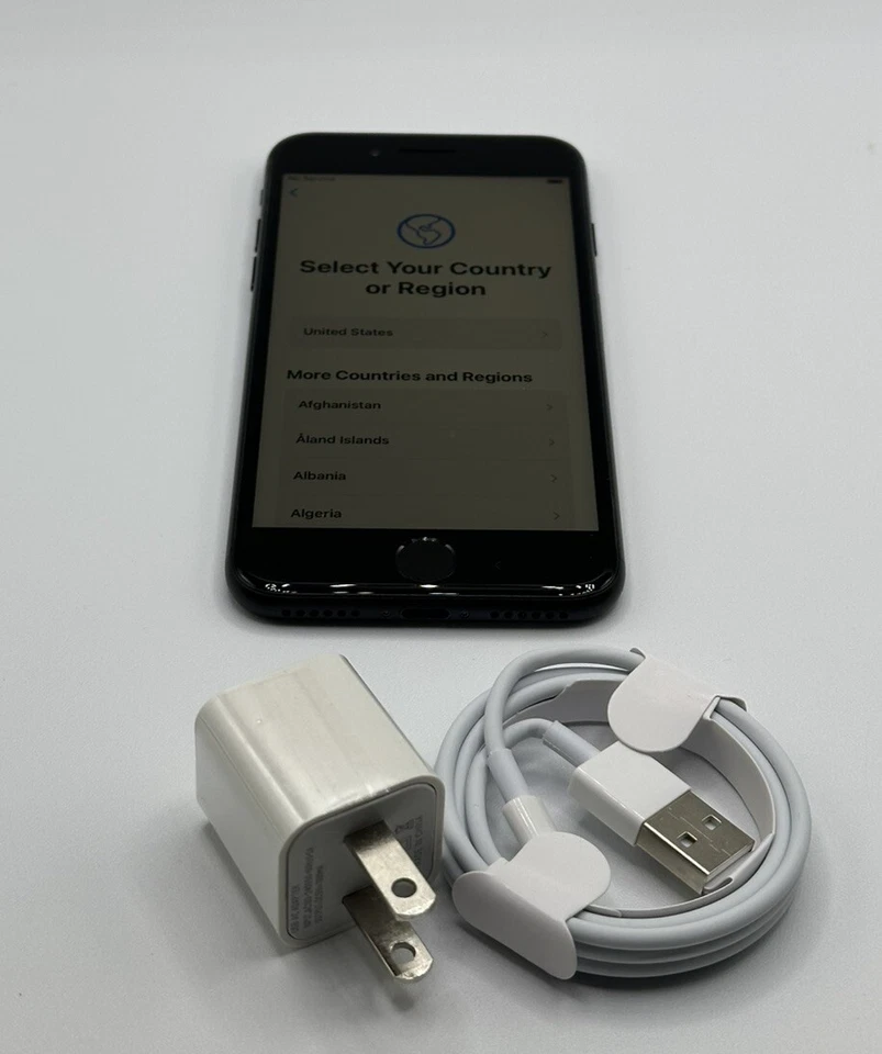 Apple iPhone 7 32GB  Unlocked Verizon AT&T T-Mobile Metro- BLACK - Image 1 of 4