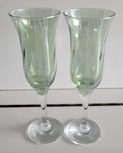 2 FLAUTI CHAMPAGNE VERDE IRIDESCENTE VORTICI OTTICI 8,25 POLLICI CONTIENE 6 OZS - Foto 1 di 7