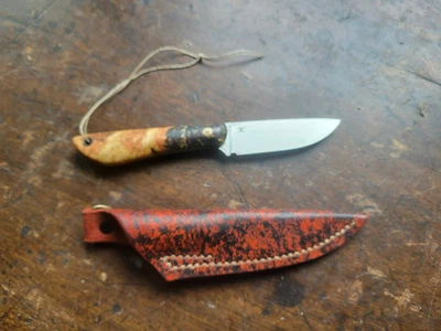 Cuchillo desollador de caza de acero Damasco de 7" mango compuesto con funda de cuero Foto 1 de 3