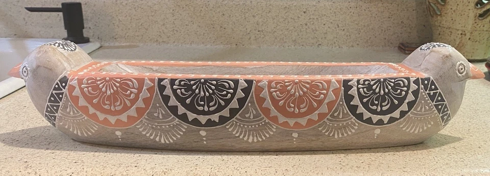 Bandeja de madera bohemia ecléctica pintada a mano cuenco de baratija con pájaros pintados Foto 1 de 4