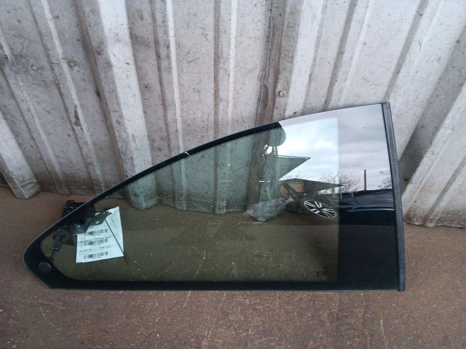 Cuarto de cristal trasero derecho pasajero BMW 2001-2006 E46 OEM  Foto 1 de 4