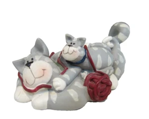 Vintage Miniatur Gail West verspielte graue Katze & Kätzchen Figur Original Aufkleber - Bild 1 von 14