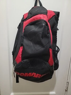 Mochila de beisebol de softbol DeMarini, vermelha e preta.   - Imagem 1 de 4