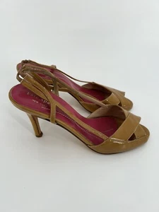Tacones Kate Spade para mujer 6,5 oro mostaza amarillo charol brillante punta abierta - Imagen 1 de 12