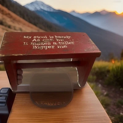 Taburete pequeño vintage pintado de rojo con poema/rima Foto 1 de 4