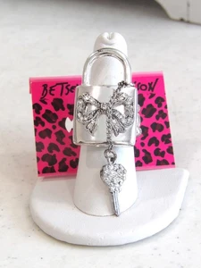 Brand New Betsy Johnson Rhinestone Lock & Key Adjustable Stretch Ring - Picture 1 of 3