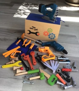 KINDER WERKZEUG-Kasten, über 50 Teile Zubehör (Bohrer, Stichsäge mit Geräuschen) - Bild 1 von 4