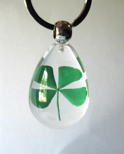 Schlüsselanhänger grün vierblättriges Kleeblatt glasklar irisches Glücksbringer Geschenk  - Bild 1 von 2