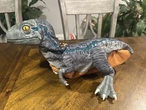 Jurassic World Park Real FX Bebé Dinosaurio Azul Animatronic Marioneta de Mano Juguete 22 - Imagen 1 de 5