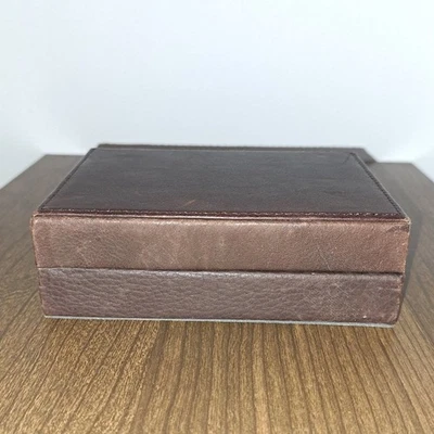 Estuche de reloj de joyería con bisagras interior gris claro exterior de cuero marrón fósil Foto 1 de 4