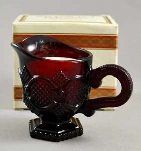Jarra crema de vidrio rojo rubí colección Avon Cape Cod con vela de mañana de prado - Imagen 1 de 9
