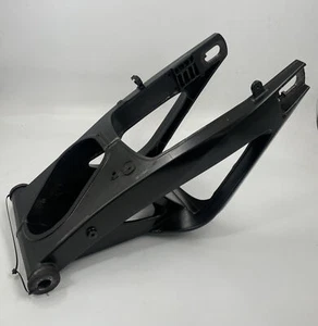 Yamaha R1 5VY 2004-2006 Swing Arm - Picture 1 of 12