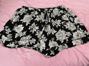 Brandy Melville Floral Shorts Size O/S - Picture 1 of 4