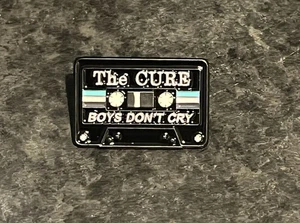 The Cure Emaille Pin Anstecker Kassette Metall Pin Boys Don’t Cry Band Geschenk Indie Rock - Bild 1 von 2