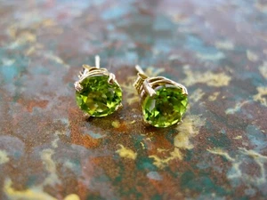 14K Peridot Earrings Vintage Studs 1.3 Grams 6 mm - Picture 1 of 7