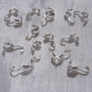 LOT de 100 CACHE-NOEUDS boucles EMBOUTS arrondis 8x4mm métal ARGENTÉ clair *A201 - Picture 1 of 3