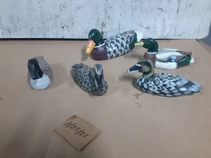 Pato de madera cavado a mano y pintado a mano lote de cinco - Imagen 1 de 4