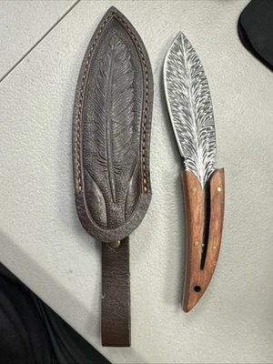 Cuchillo de caza de 4 pulgadas con hoja de pluma grabada con láser inoxidable y funda de cuero PU Foto 1 de 4