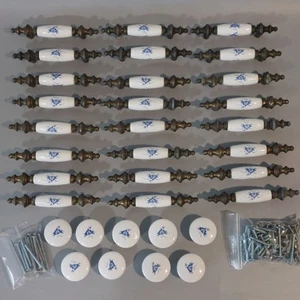 Vintage GIAPPONE 1979 LOTTO DI 24 TIRI E 9 POMELLI porcellana/ottone blu FIORE - Foto 1 di 11