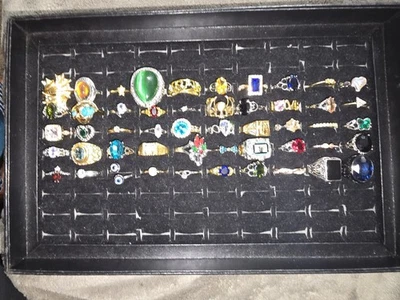 Lote de 50 anillos de disfraz vintage/modernos Foto 1 de 4