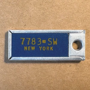1970er NY New York DAV Schlüsselanhänger Nummernschild/Etikett # 7783-SW Behinderte Am Tierarzt - Bild 1 von 2