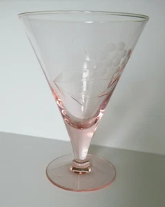 Calice vino vintage da collezione in vetro rosa carnevale stelo inciso 5 3/4" - Foto 1 di 3