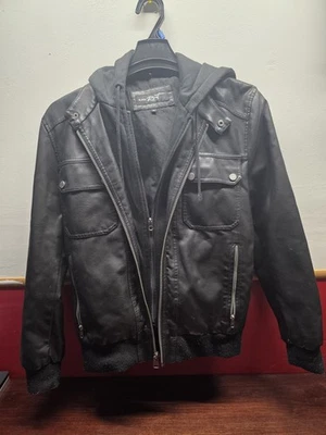 Jaqueta bombardeiro masculina preta de couro sintético com capuz rebite motocicleta tamanho médio - Imagem 1 de 4