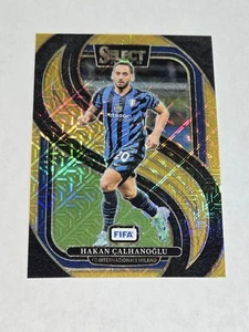 2024-25 Select FIFA Hakan Calhanoglu #135 Gold Mojo #/10 Inter Mailand - Bild 1 von 2