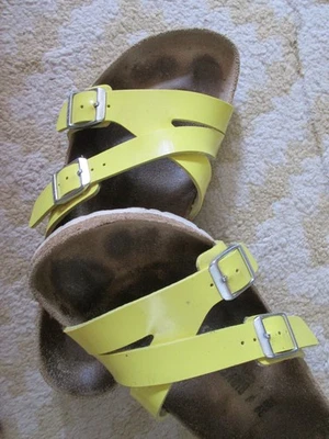 BIRKENSTOCK Gr. 39 Damen Pantoletten Yao gelb Lack Sandalen Sanddaletten - Bild 1 von 4