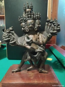 Bronze sculpture of a Tibetan deity, late 19th century. - Imagen 1 de 12