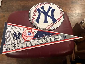 2 Stück, NY Yankees Filz Wimpel. 2004. Ein runder 15 Zoll Durchmesser.  Und 12x30 Exc - Bild 1 von 3