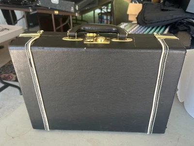 Estuche duro forrado de piel negra para almacenamiento/transporte "armónica" con llaves - Lee Oskar Foto 1 de 4