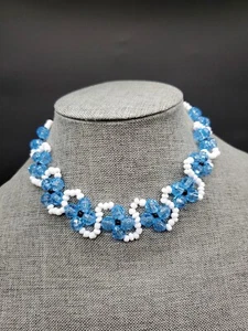 Collar gargantilla floral azul y blanco con cuentas - Imagen 1 de 3