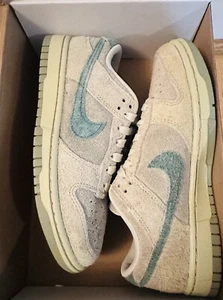 NIKE DUNK LOW OLIVE AURA/BICOASTAL OIL GREEN HJ7291-371 Women's Size 8 - Afbeelding 1 van 9