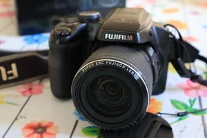Fujifilm FinePix S8200 bridge camera, 16Mpixel, 40 x zoom, black - Picture 1 of 8