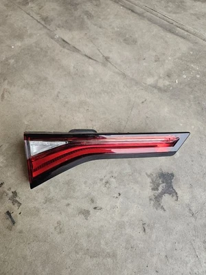 Acura MDX 2022-2024 Tapa Trasera Lado del Conductor Luz Trasera Respaldo LED Fabricante de Equipo Original Foto 1 de 4